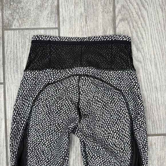 Lululemon Run Around Crop Scatter Star Arctic Grey Black Capri Leggings Size 4 - Picture 8 of 9